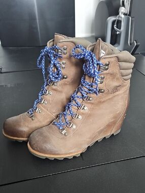 Sorel Brown Leather Wedge Lace-Up Hiking Boots with Blue Laces